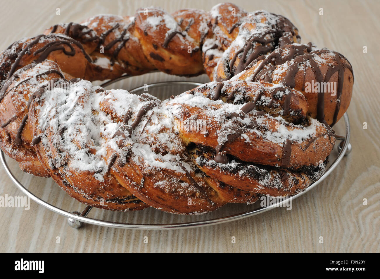 Semi di papavero rotolo, guarnita con cioccolato e zucchero a velo Foto Stock