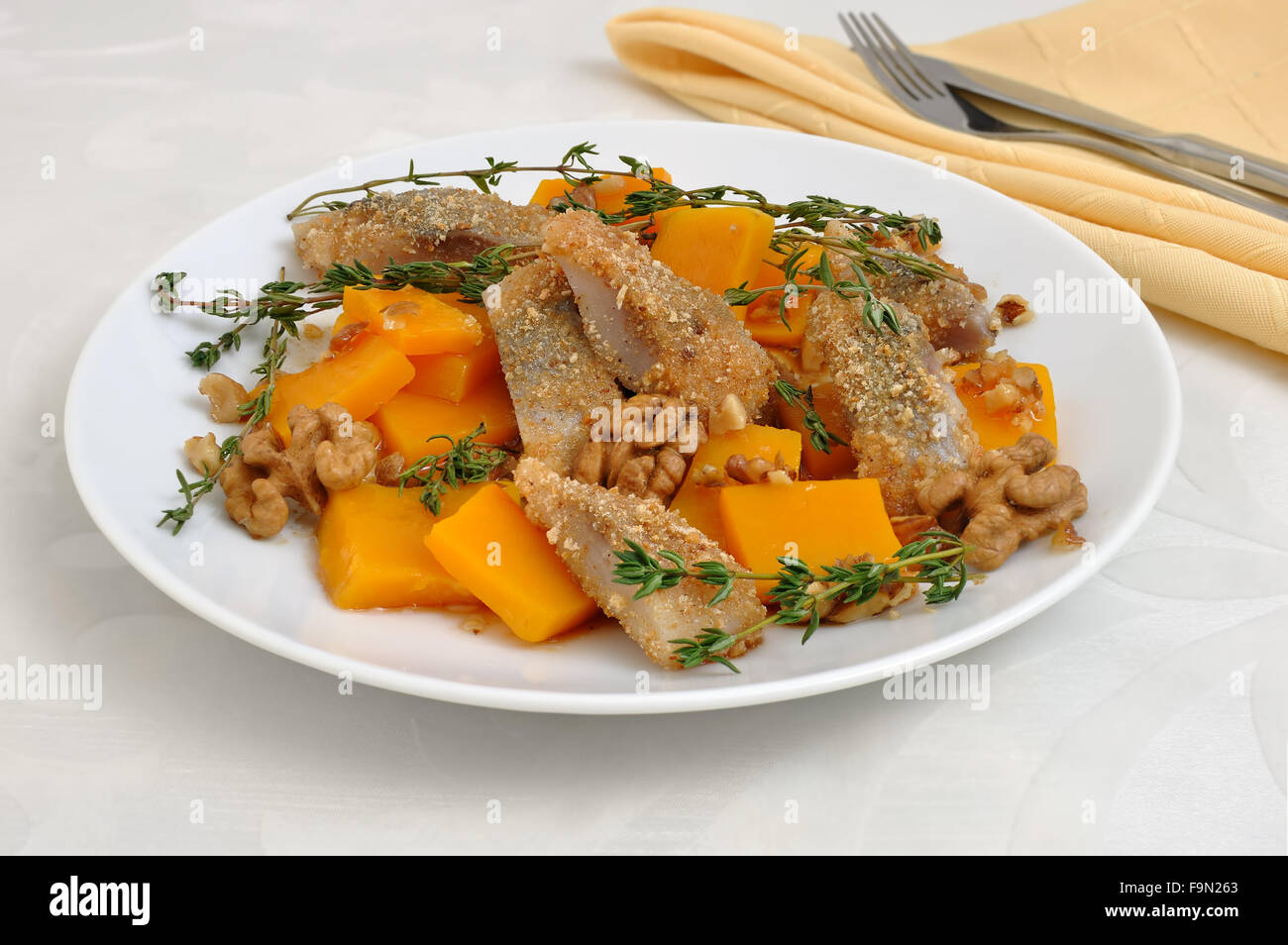 Aringhe al gratin di zucca con salsa di dado Foto Stock