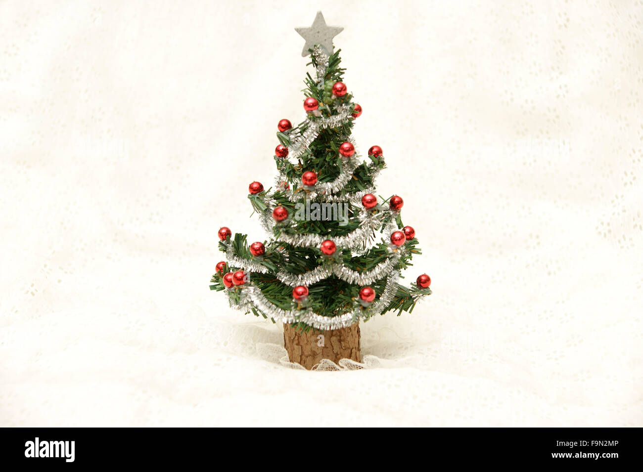 Stella Di Natale Stilizzata.Miniatura Albero Di Natale Con Una Stella Su Uno Sfondo Raffigurante Una Scena Di Neve Foto Stock Alamy