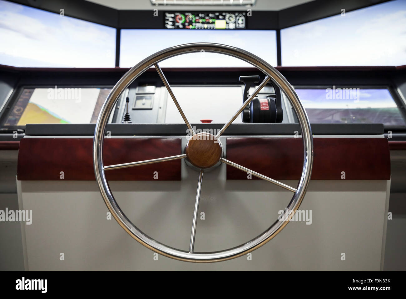 Nave moderna del pannello di controllo con il volante e gli acceleratori del motore sul ponte del Capitano Foto Stock