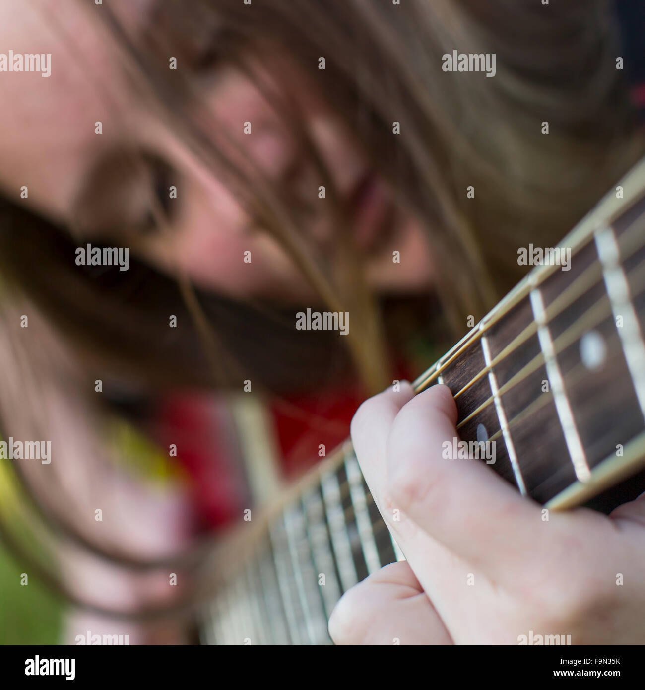 Ragazza che suona una chitarra immagini e fotografie stock ad alta  risoluzione - Alamy