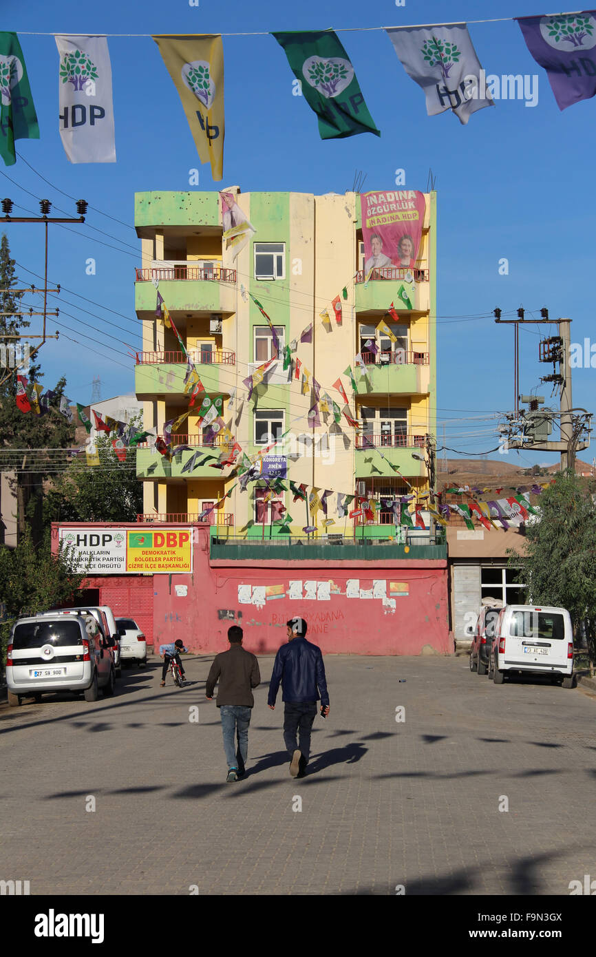 La sede del partito curdo il giorno delle elezioni,1/11/15 Foto Stock