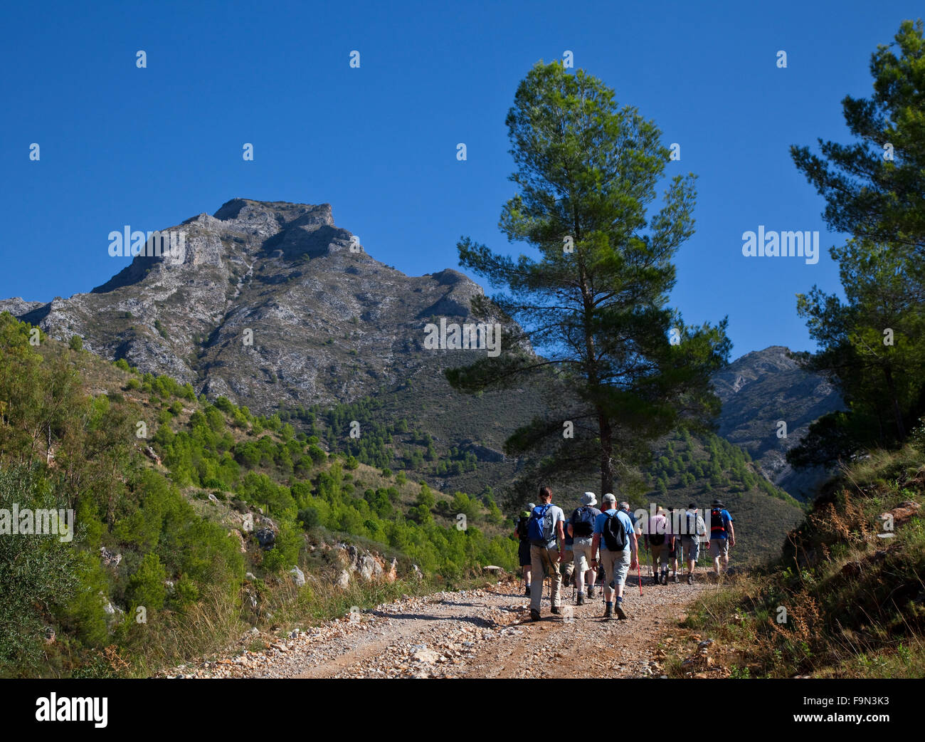 Gli escursionisti sotto la Sombra del lobo o ombra del lupo montagna nella Sierra de Almijara, vicino a Nerja, provincia di Malaga, Andalusia, Spagna Foto Stock