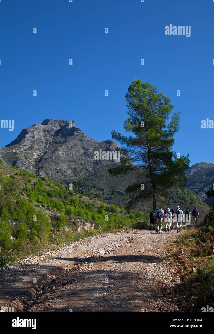 Gli escursionisti sotto la Sombra del lobo o ombra del lupo montagna nella Sierra de Almijara, vicino a Nerja, provincia di Malaga, Andalusia, Spagna Foto Stock