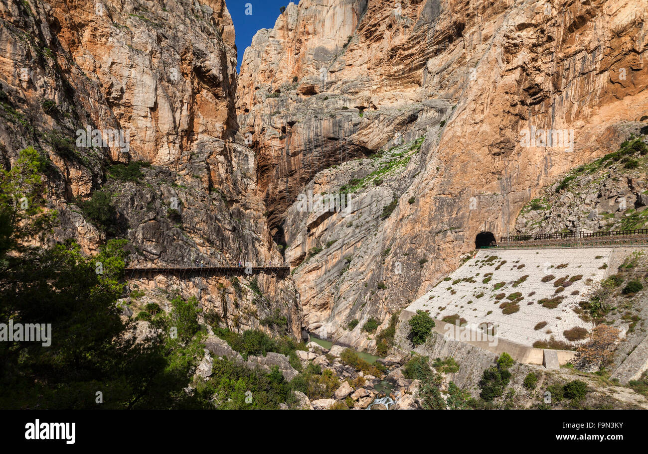 El Caminito del Rey è un passaggio pedonale, segnato da ripide pareti di una stretta gola a El Chorro, nei pressi di Malaga, in Andalusia, Spagna Foto Stock