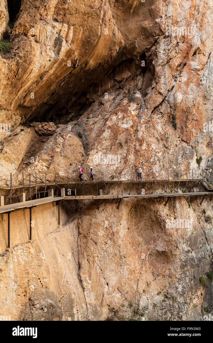 El Caminito del Rey è un passaggio pedonale, imperniato lungo le ripide pareti di una stretta gola a El Chorro, nei pressi di Malaga, in Andalusia, Spagna Foto Stock