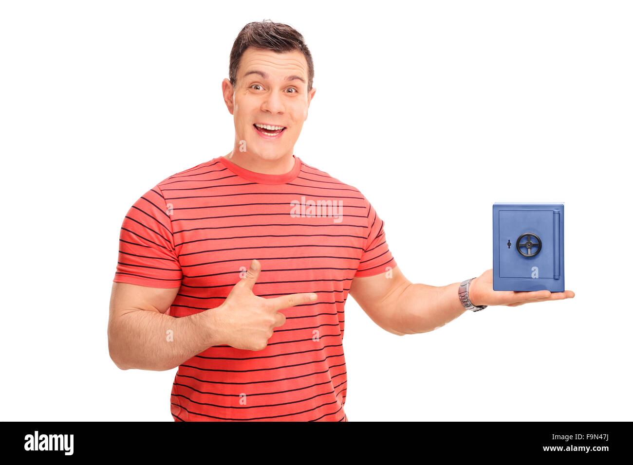 Giovane uomo tenendo un piccolo blu sicuri e rivolta verso di esso col suo dito isolati su sfondo bianco Foto Stock