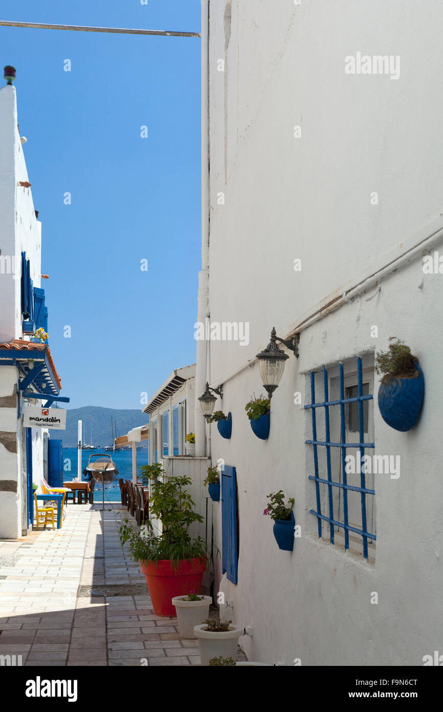 Strada stretta che si affaccia sul mare a bodrum, Turchia Foto Stock