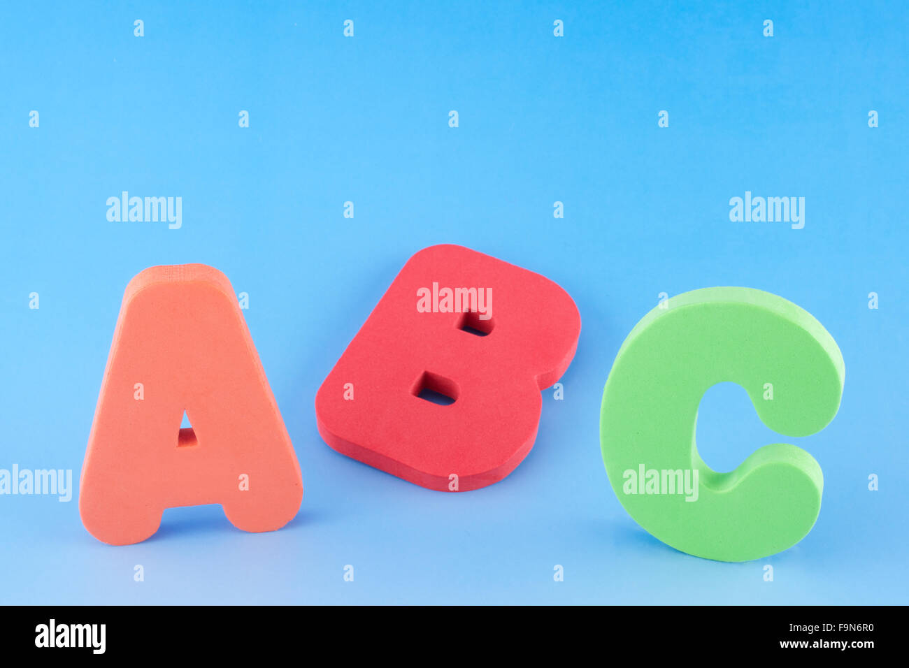 ABC colorati su sfondo blu Foto Stock