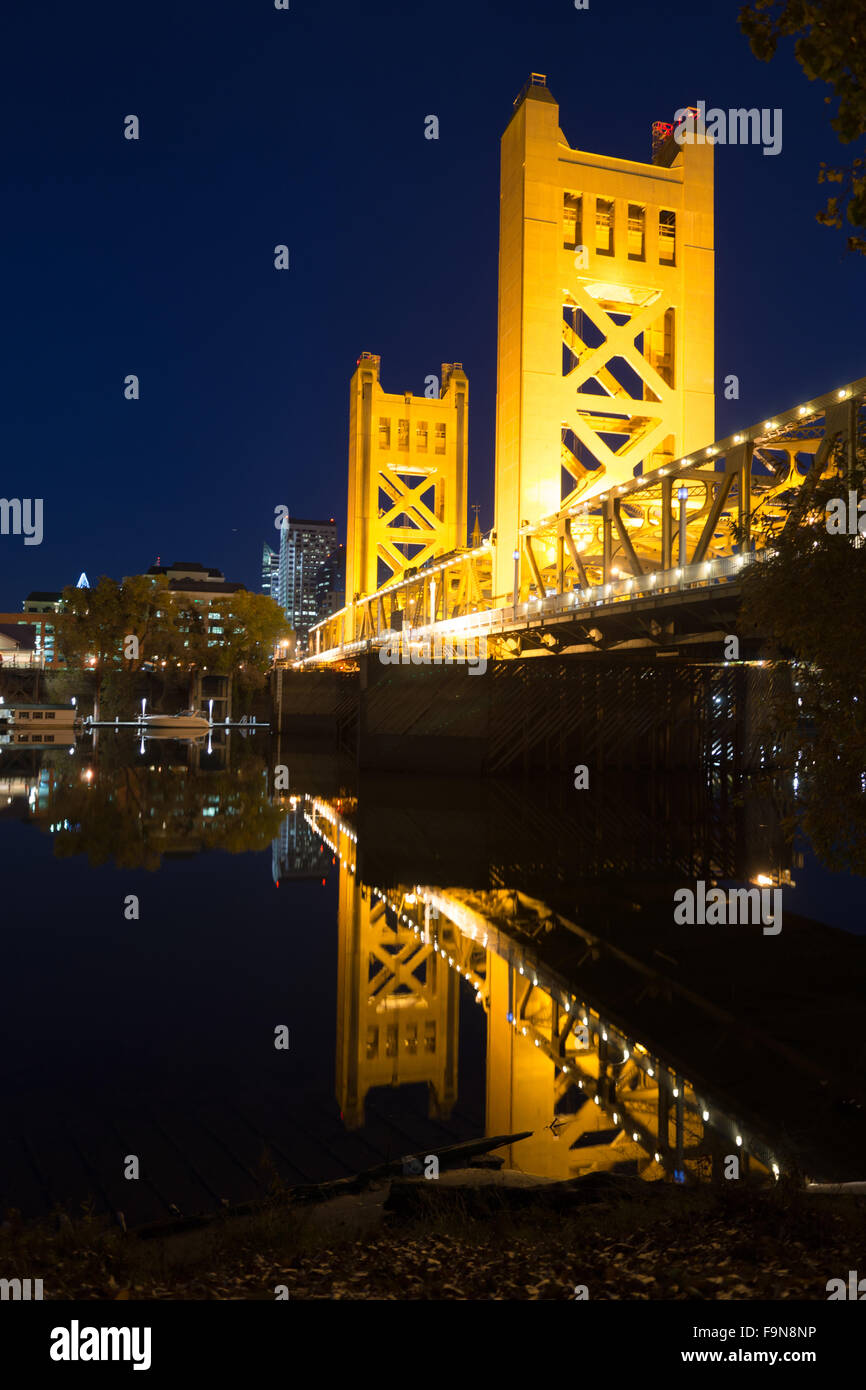 Il Tower Bridge Sacramento Fiume città capitale California skyline del centro Foto Stock