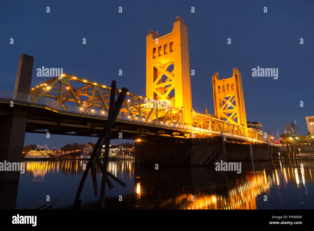 Il Tower Bridge Sacramento Fiume città capitale California skyline del centro Foto Stock