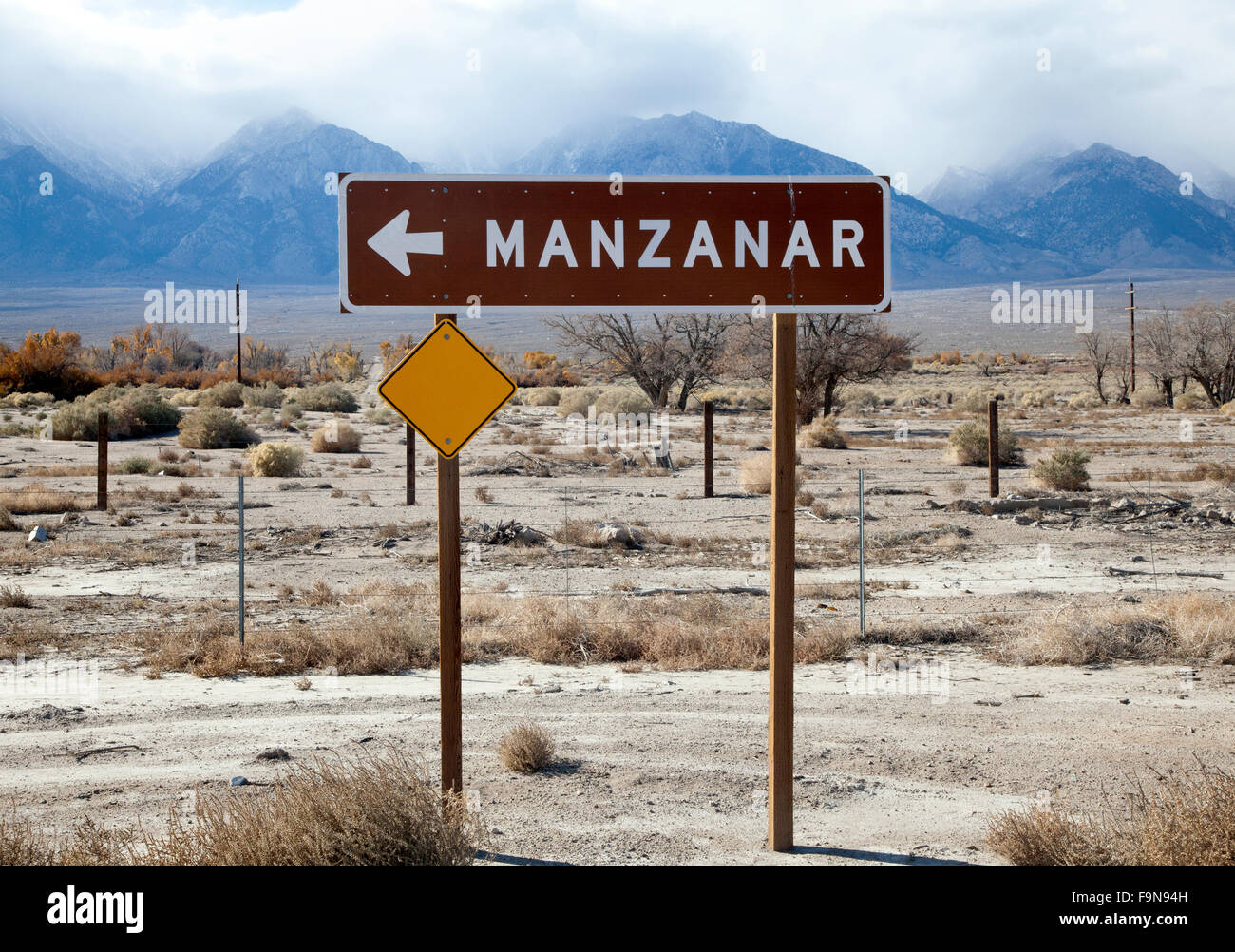 Autostrada segno per Manzanar Relocation Camp, Lone Pine, USA, 2015. Foto Stock
