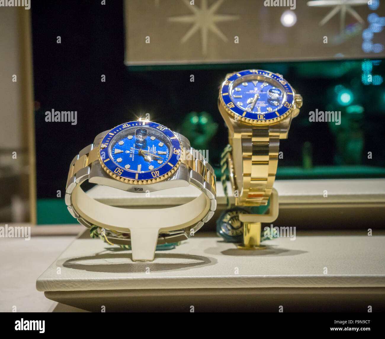 Una selezione di Rolex orologi di marca in un negozio gioielli finestra in New  York Martedì, Dicembre 15, 2015. 132 Rolexes sono stati rubati in New York  questo anno che lo rende