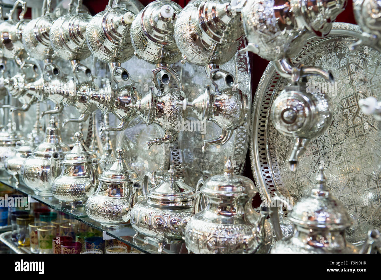 Marocchino piastre in argento e teiere, Marocco Foto Stock