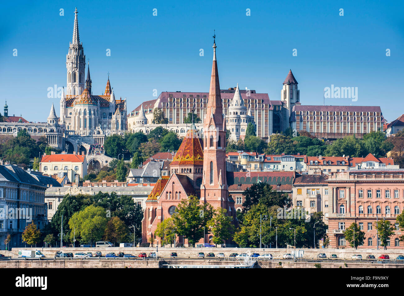 Vista panoramica del castello di Buda e Bastione del Pescatore e la chiesa di Mattia, Budapest, Ungheria Foto Stock