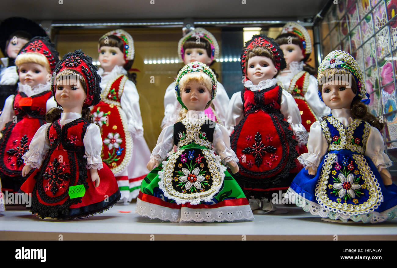 Fatto a mano bambole in vendita nel mercato grande Hall, Budapest, Ungheria Foto Stock