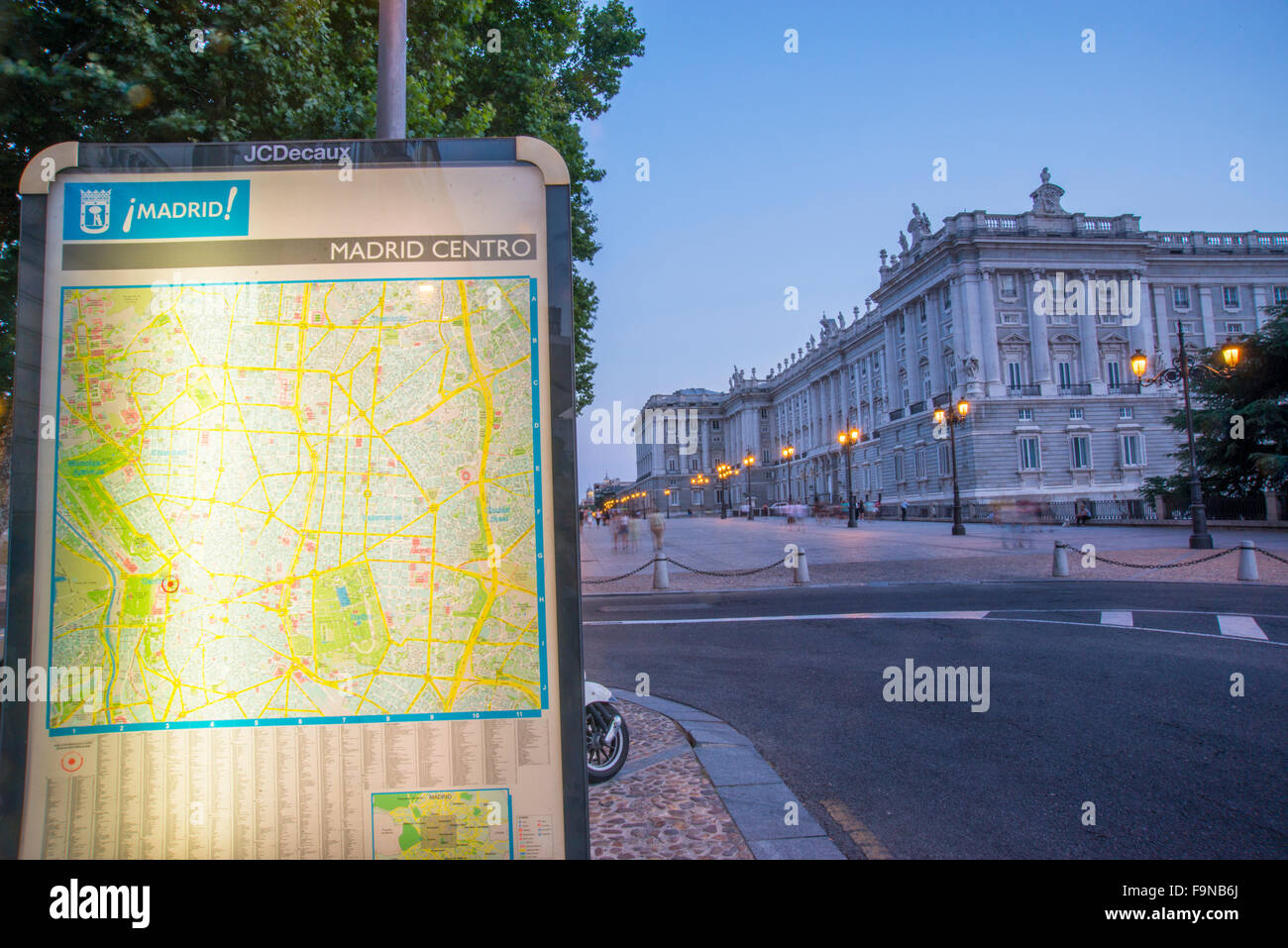 Mappa della città e il Palazzo Reale, Vista notte. Bailen street, Madrid, Spagna. Foto Stock