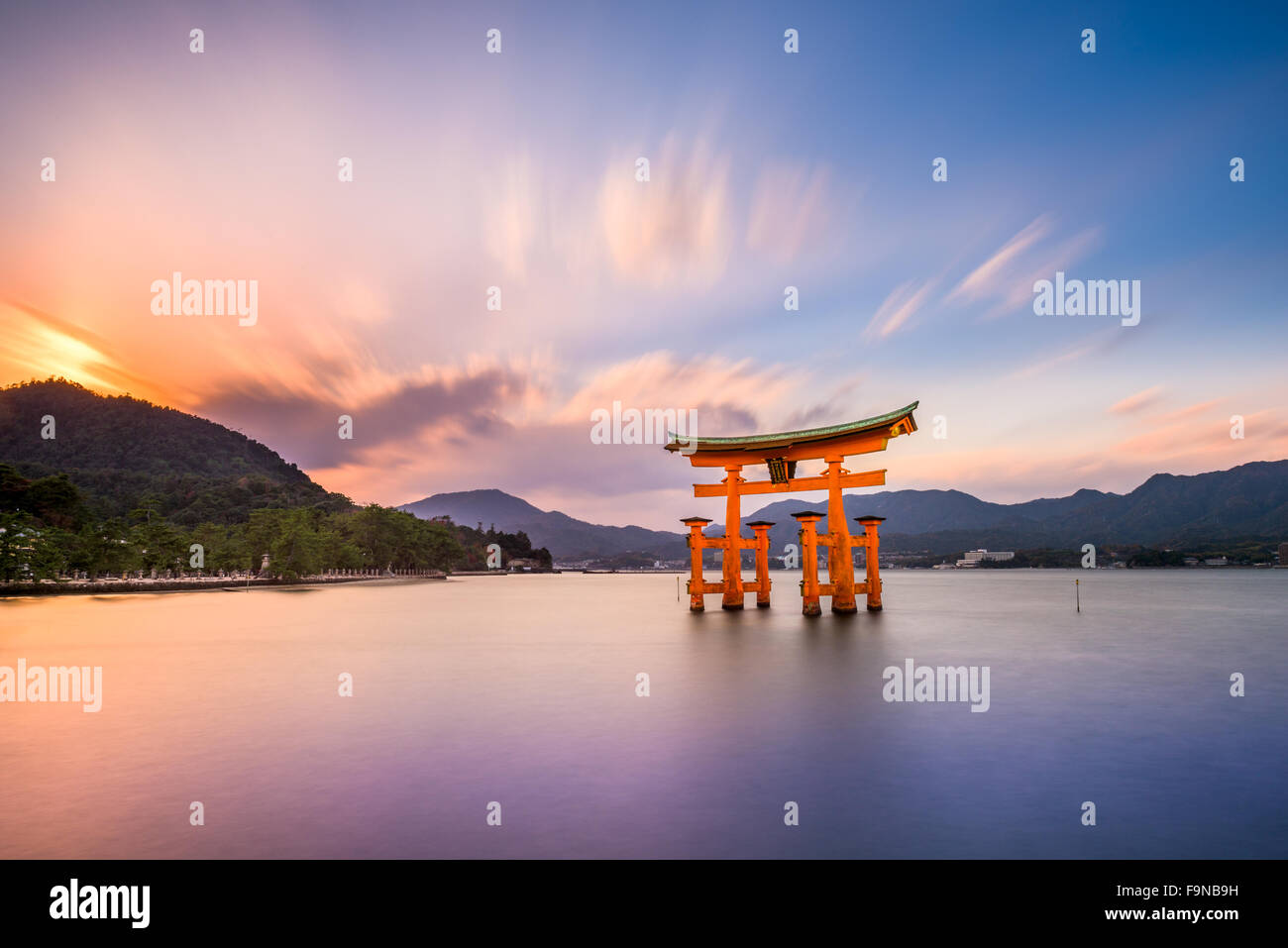 Miyajima, Hiroshima, Giappone presso la grande porta del tempio di Itsukushima. Foto Stock