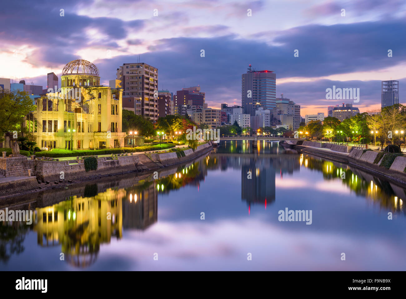 Hiroshima, Giappone skyline a livello atomico Dome e il Parco del Memoriale della Pace. Foto Stock