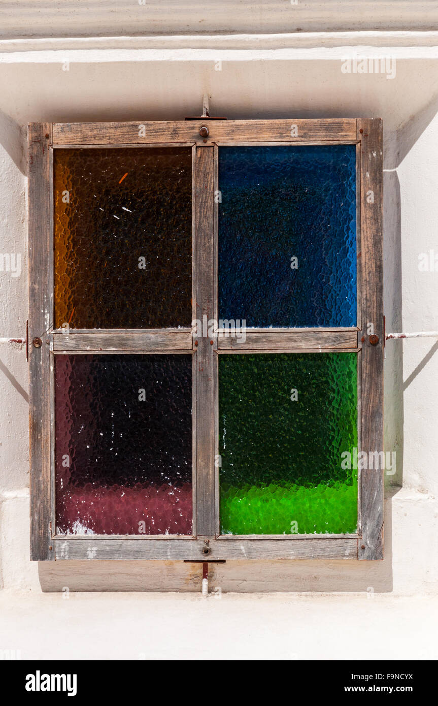 Primo piano della piccola e colorata blu verde rosso arancione Finestra in vetro Foto Stock