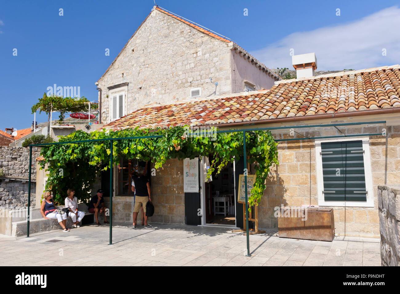 Un piccolo negozio di arte entro la parete della rocca, Dubrovnik, Croazia. Foto Stock