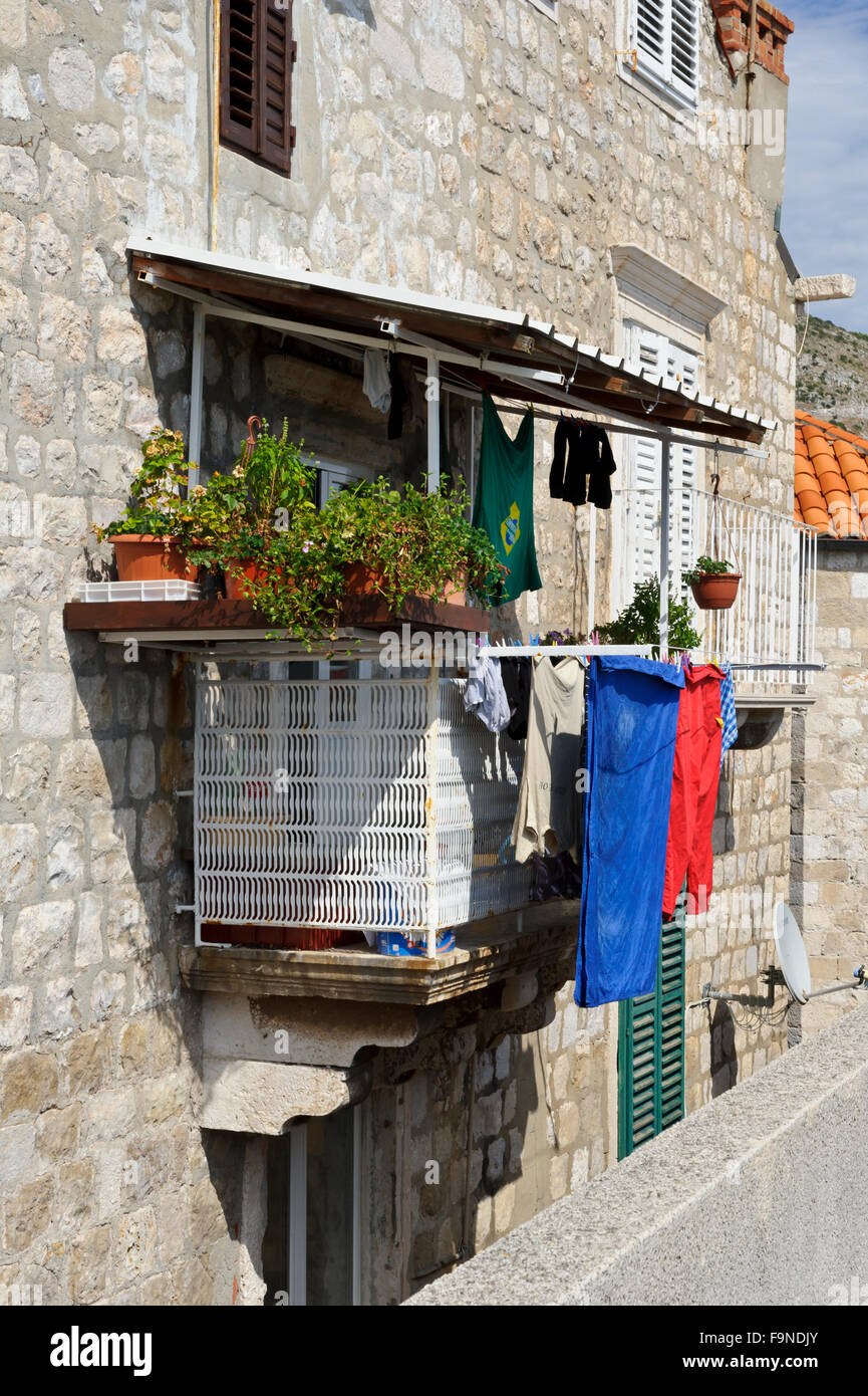 Un piccolo balcone entro la parete della rocca, Dubrovnik, Croazia. Foto Stock