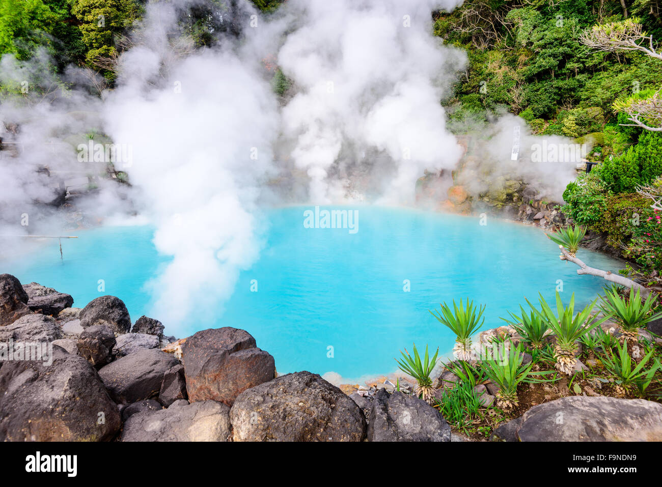 Beppu, Giappone presso il mare l'Inferno" primavera calda così chiamato per le sue acque blu. Foto Stock