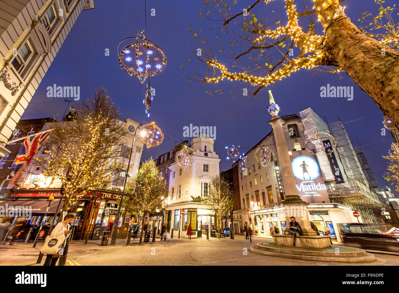 Il Seven Dials nella notte di Natale il Covent Garden di Londra Foto Stock