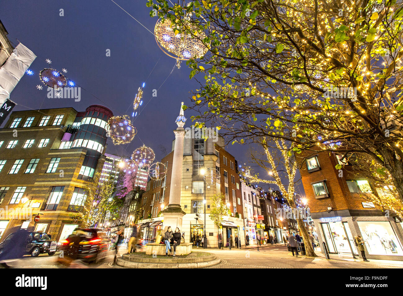 Il Seven Dials nella notte di Natale il Covent Garden di Londra Foto Stock