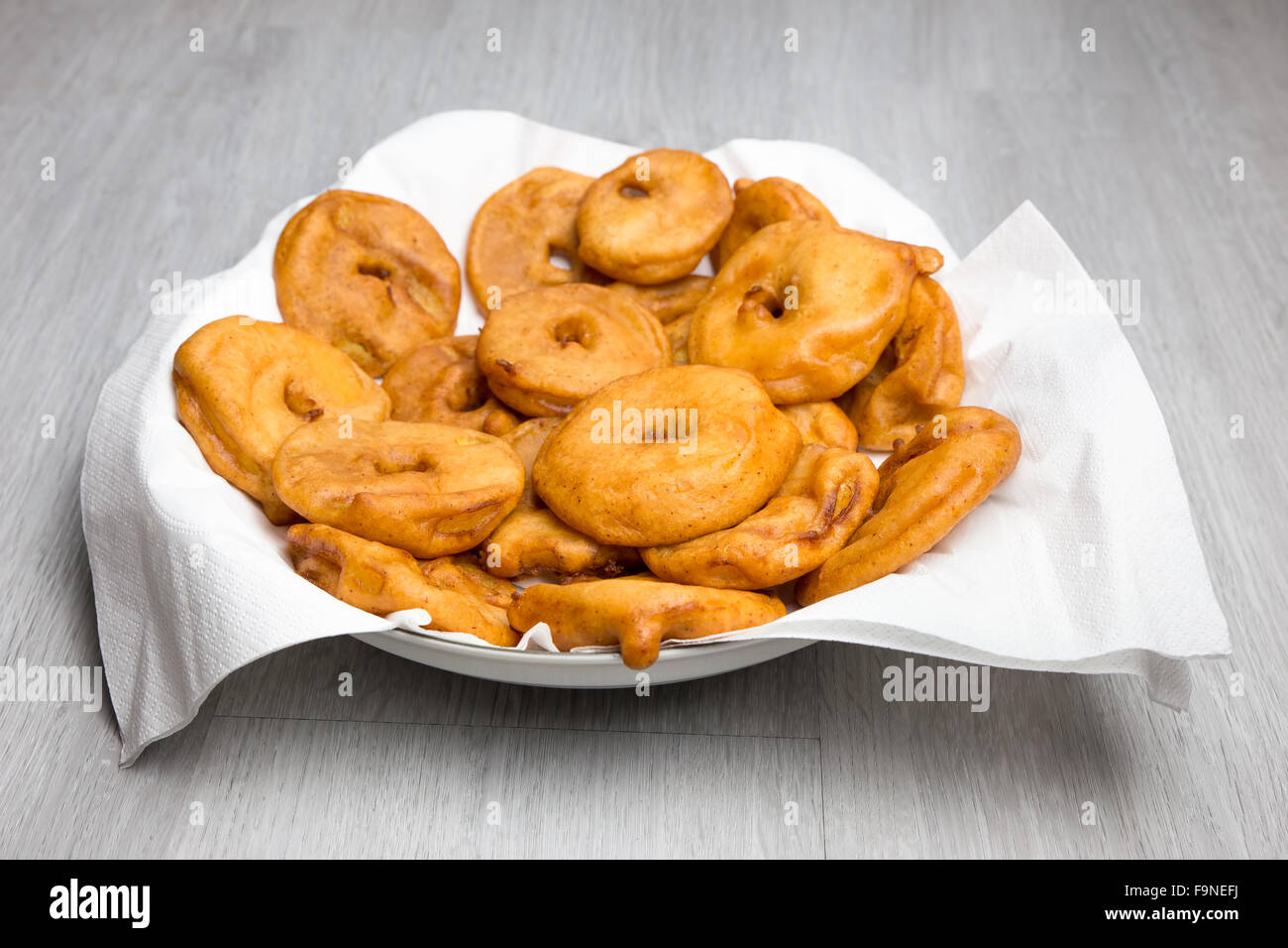Molti frittelle di mele con tovaglioli bianchi sulla scala Foto Stock