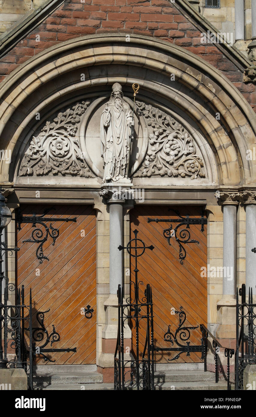 La figura di Cristo e le porte di ingresso di St Patrick Donegall Street Belfast Foto Stock