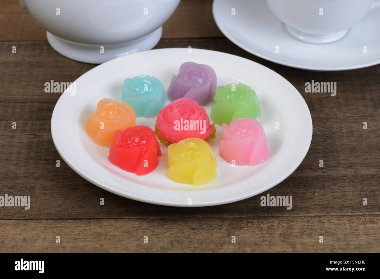 Colorato tailandese tradizionale gelatina dolce serviti con un tè o un caffè sul tavolo di legno. Foto Stock