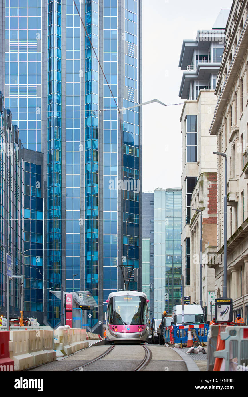 BIRMINGHAM, Regno Unito - 03 dicembre: Midland metro tram con moderno edificio di vetro in background. Dicembre 03, 2015 a Birmingham. Foto Stock