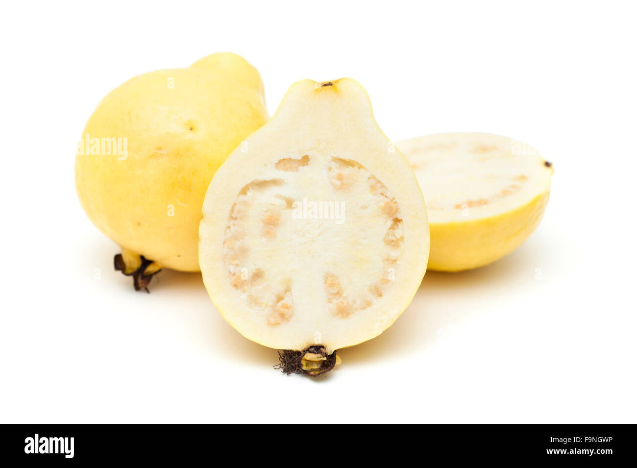 Giallo frutto guava isolati su sfondo bianco Foto Stock