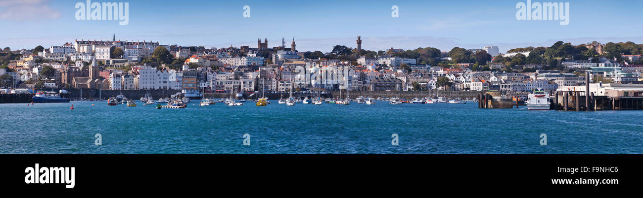 Ampio panorama di Saint Peter Port Guernsey Harbour, nelle Isole del Canale. Foto Stock