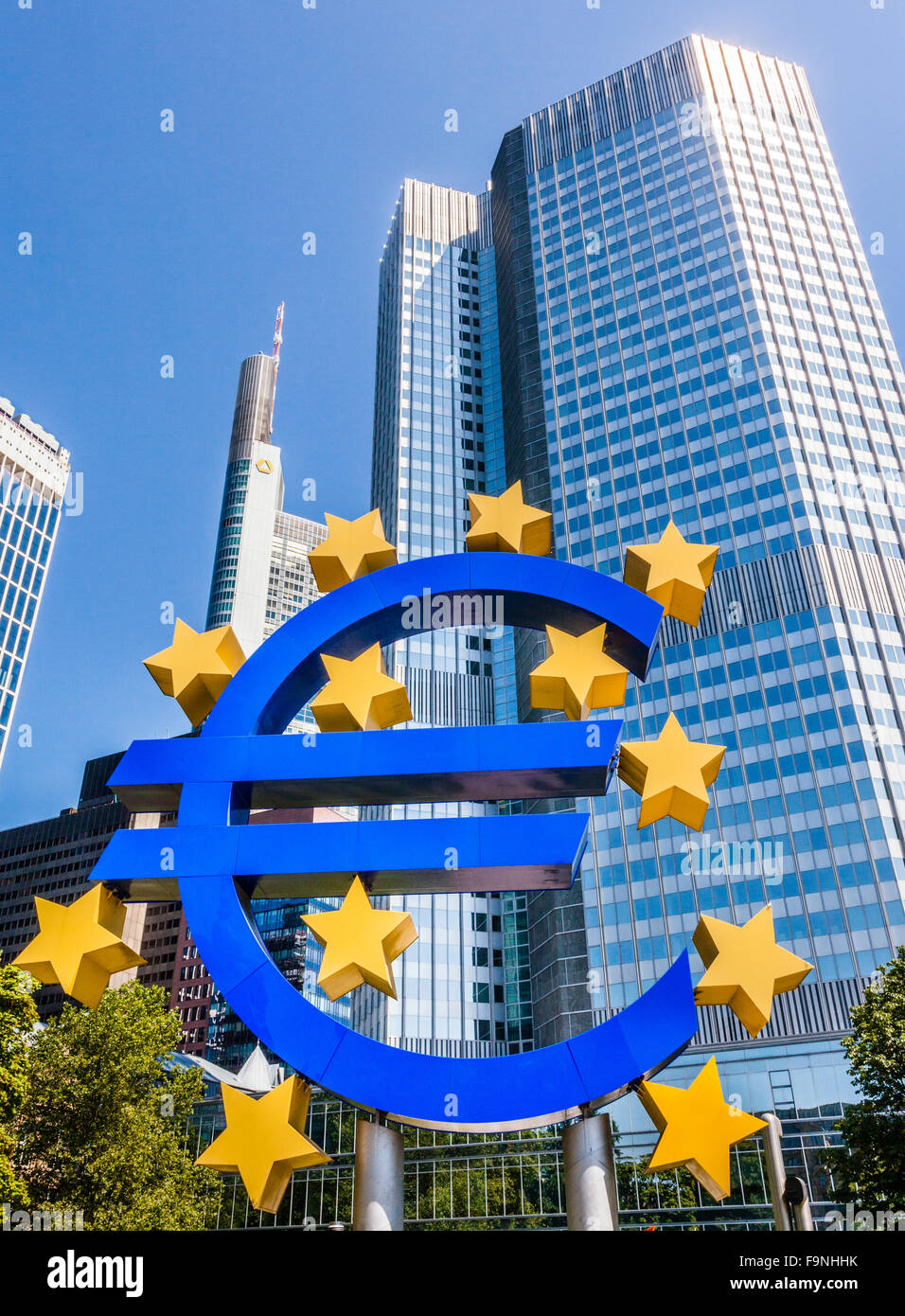 Germania, Hesse, Frankfurt am Main, simbolo Euro presso la Eurotower della Banca centrale europea, la BCE Foto Stock
