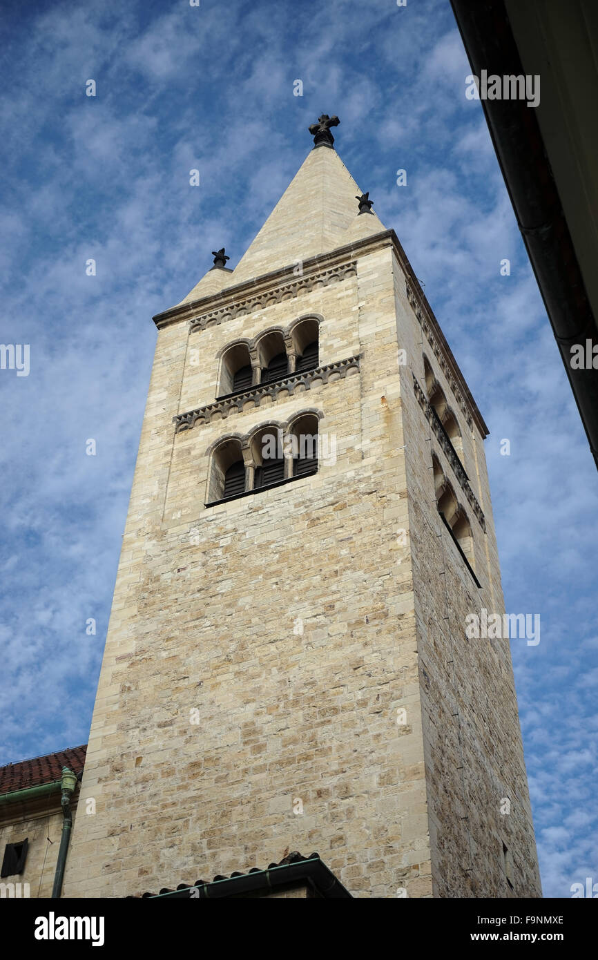 Torre di la Basilica di San Giorgio nella zona del Castello di Praga Foto Stock