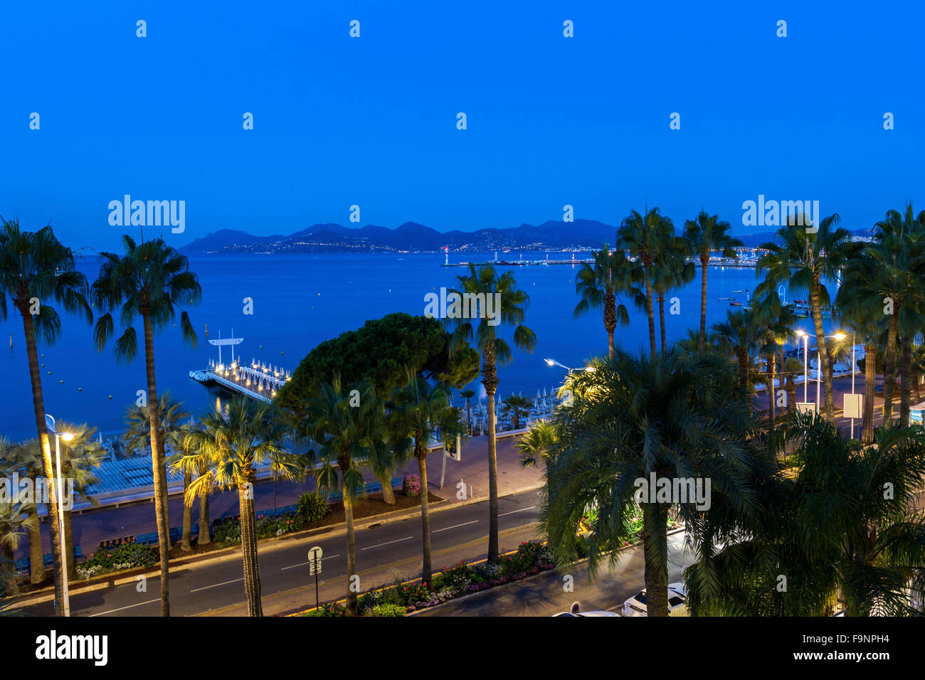 Vista su Cannes sulla Costa Azzurra in mattinata Foto Stock