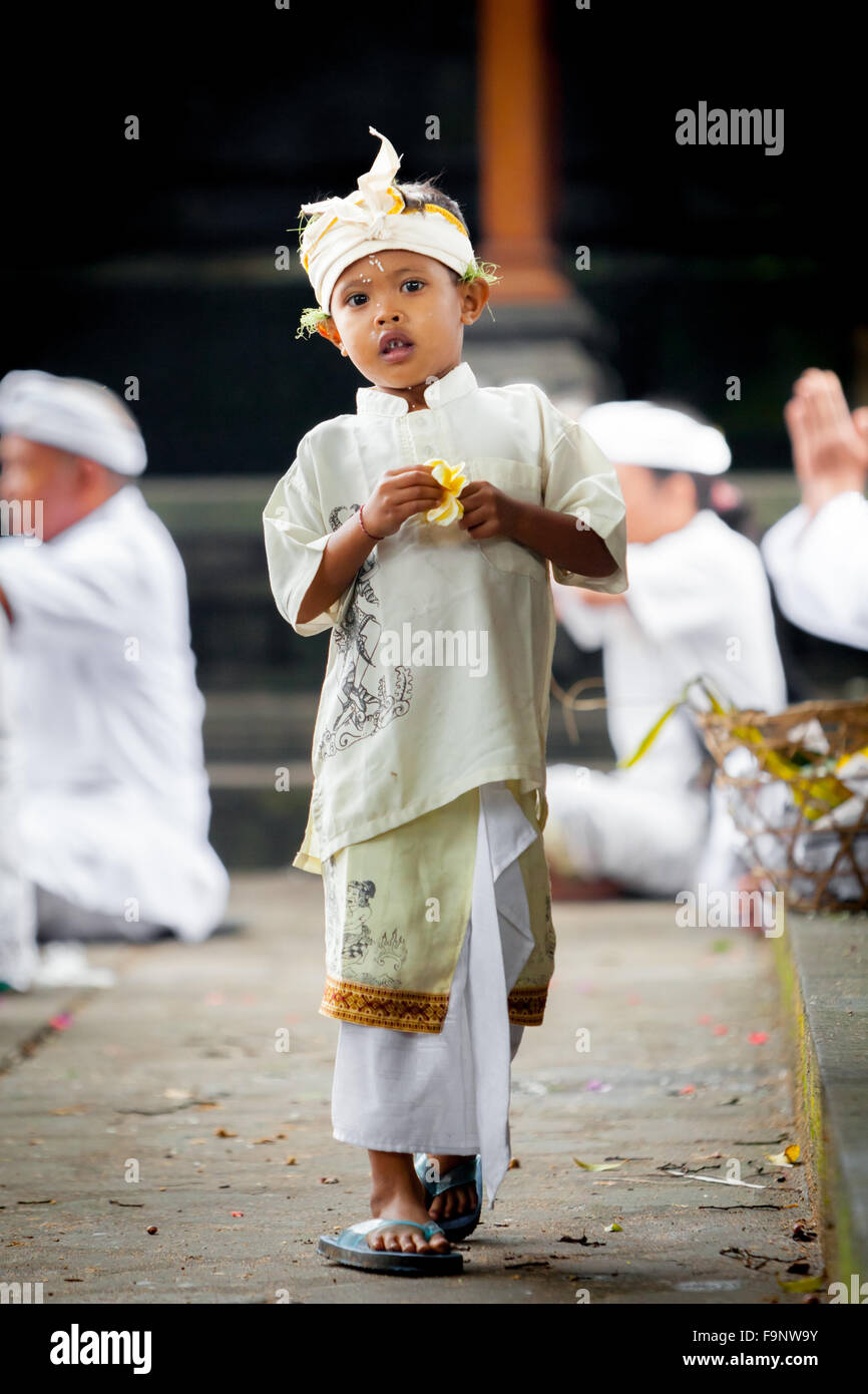 Ragazzo Balinese in abiti tradizionali. Foto Stock