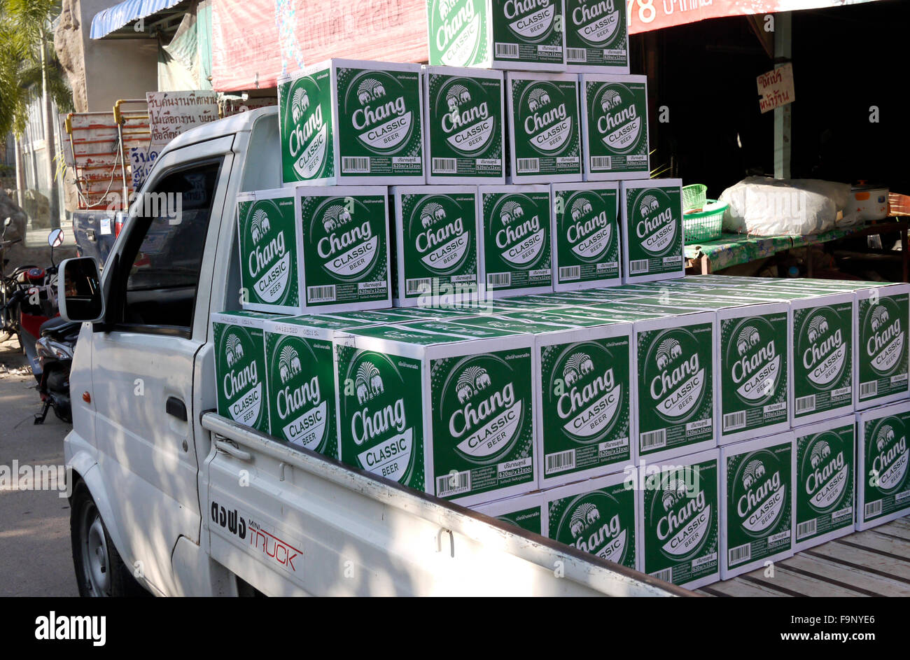 Scatole di cartone di birra Chang sul retro di un pickup di essere consegnato a un bar di Pattaya Thailandia Foto Stock