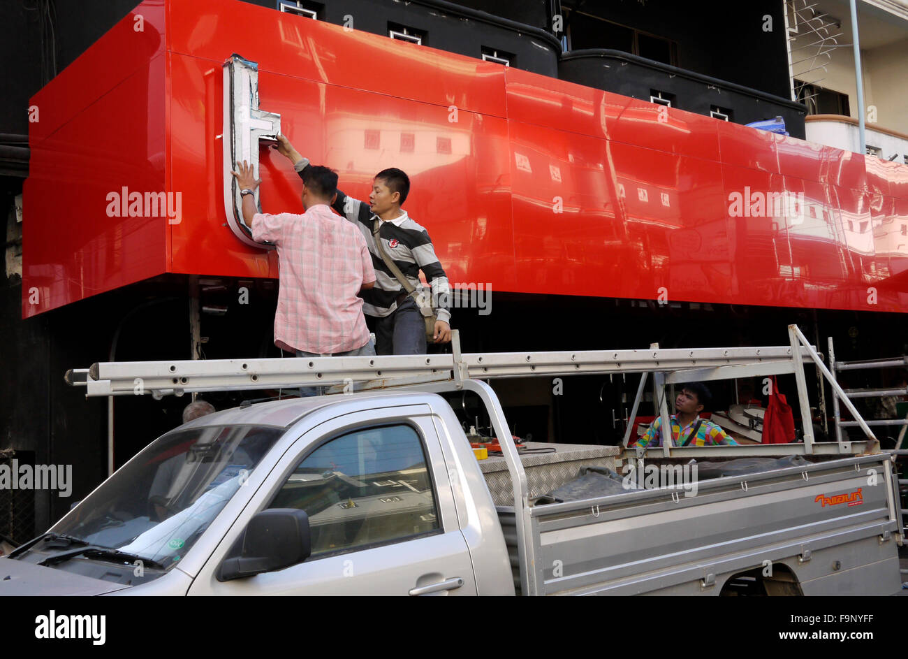 Il montaggio del segno per il Touch Go-Go Bar in costruzione su LC Metro Pattaya Thailandia Foto Stock