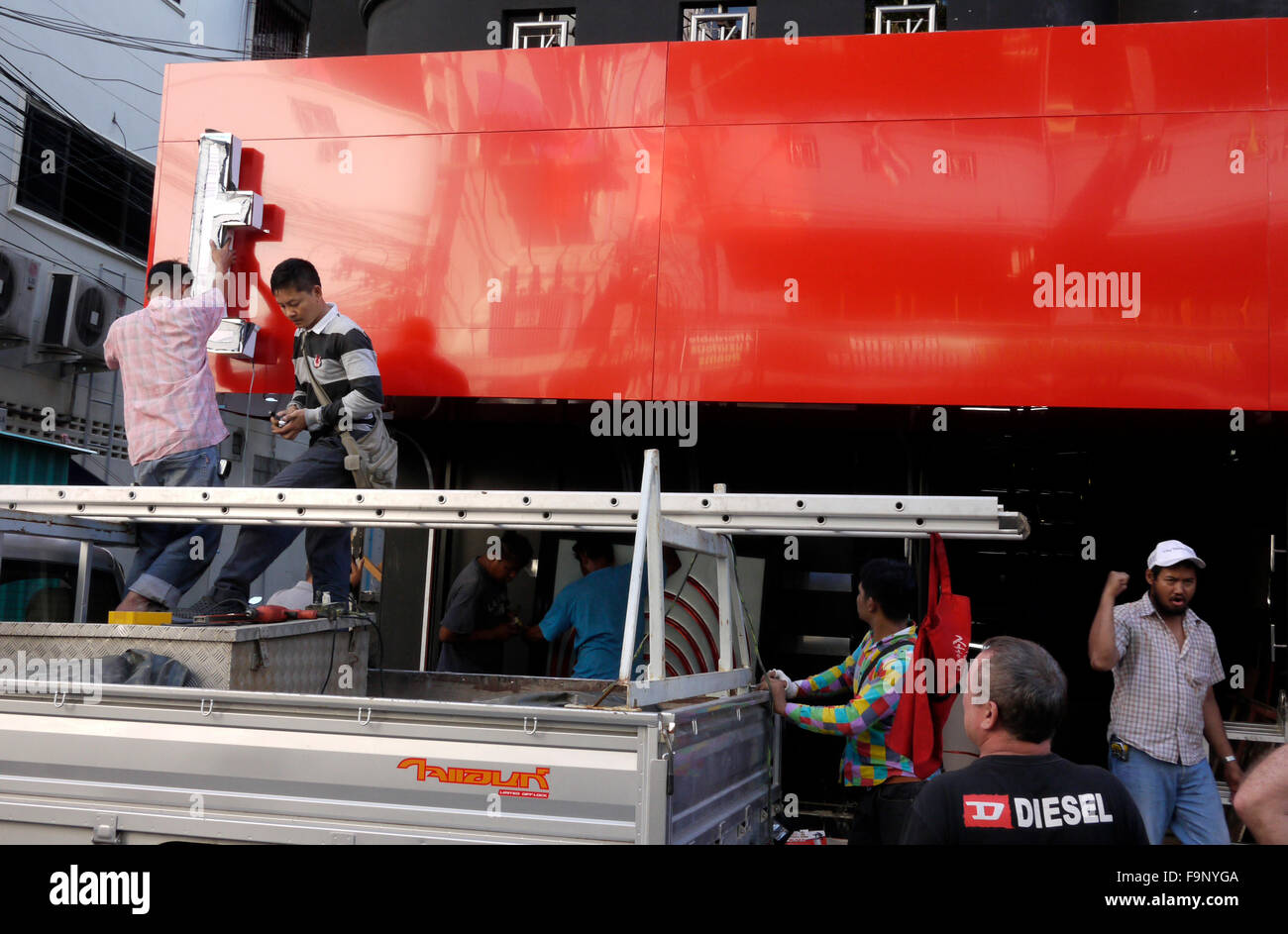 Il montaggio del segno per il Touch Go-Go Bar in costruzione su LC Metro Pattaya Thailandia Foto Stock