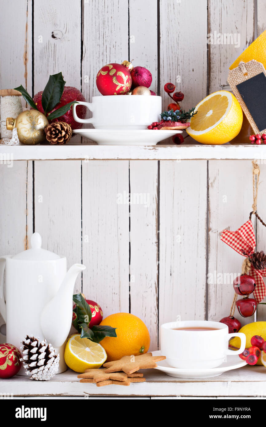 Natale ancora in vita in un bianco shabby chic armadio con ornamenti Foto Stock