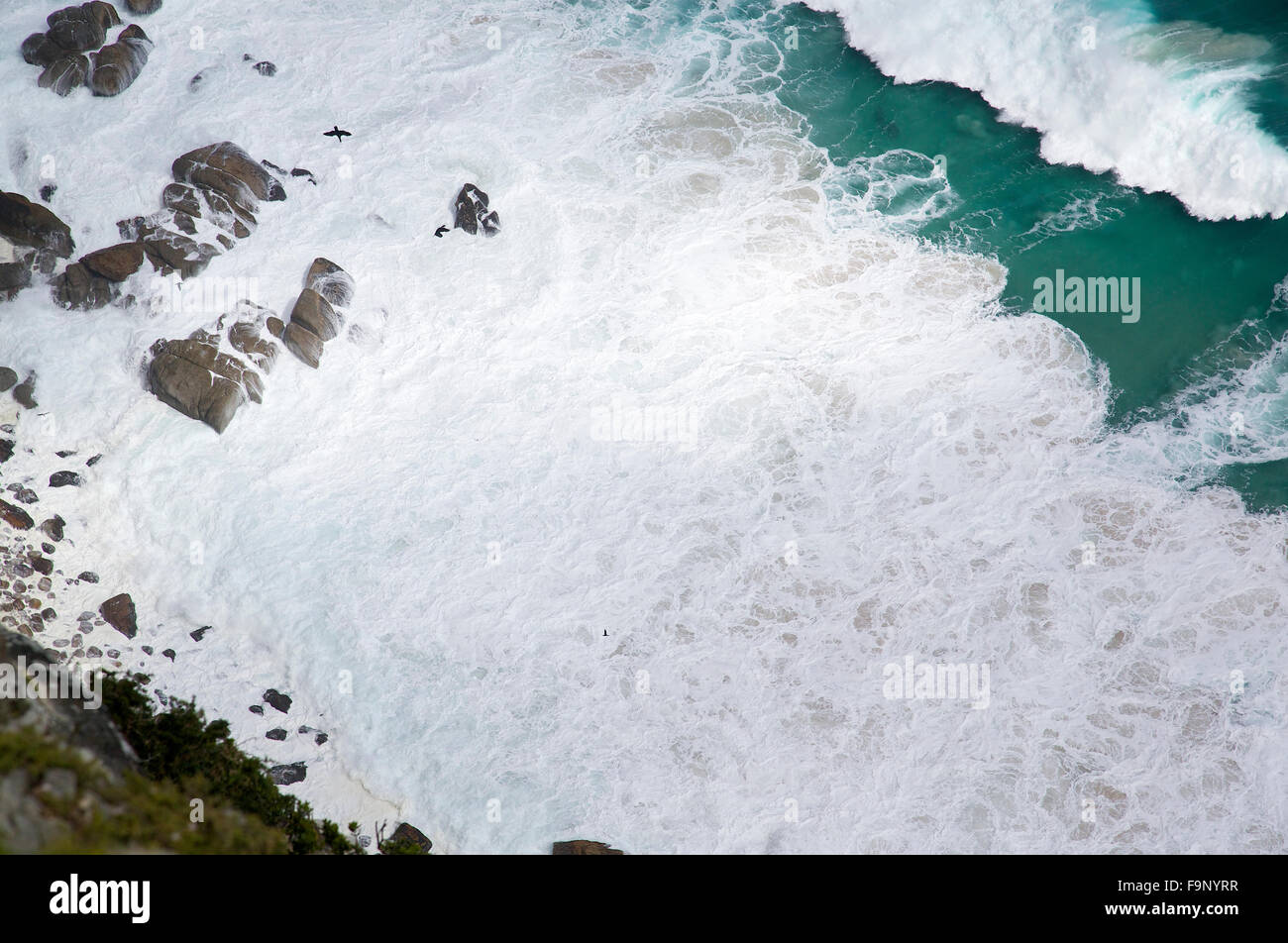 Una vista aerea dell'oceano onde colpendo il litorale di Cape Point in Sud Africa Foto Stock