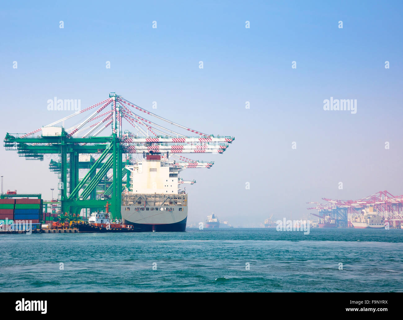 Contenitore grande nave scaricate nel porto di Kaohsiung Foto Stock