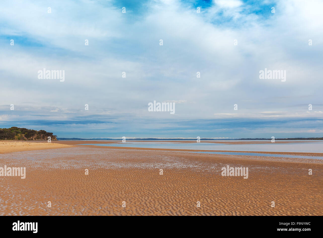 Spiaggia di sabbia in una bella giornata di primavera a Venere Bay, Inverloch, Victoria, Australia Foto Stock