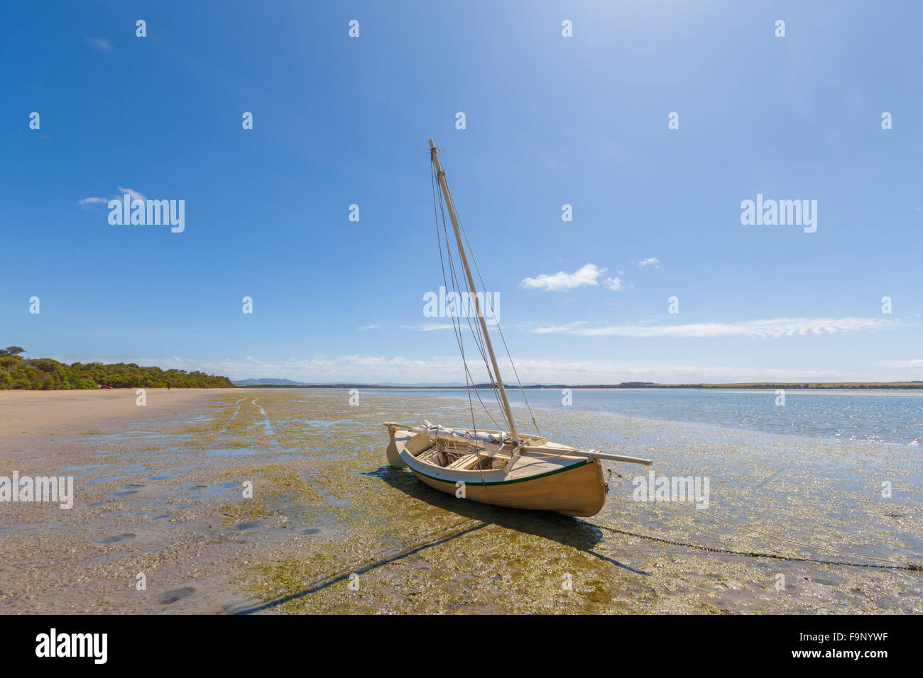 Lonely barca sul sole inzuppato in spiaggia a Sandy Point, Victoria, Australia Foto Stock