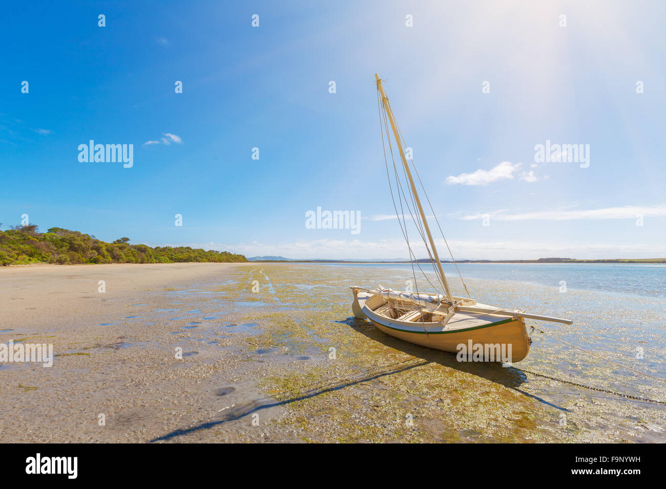 Barca posa su Sandy Point Beach, Victoria, Australia Foto Stock