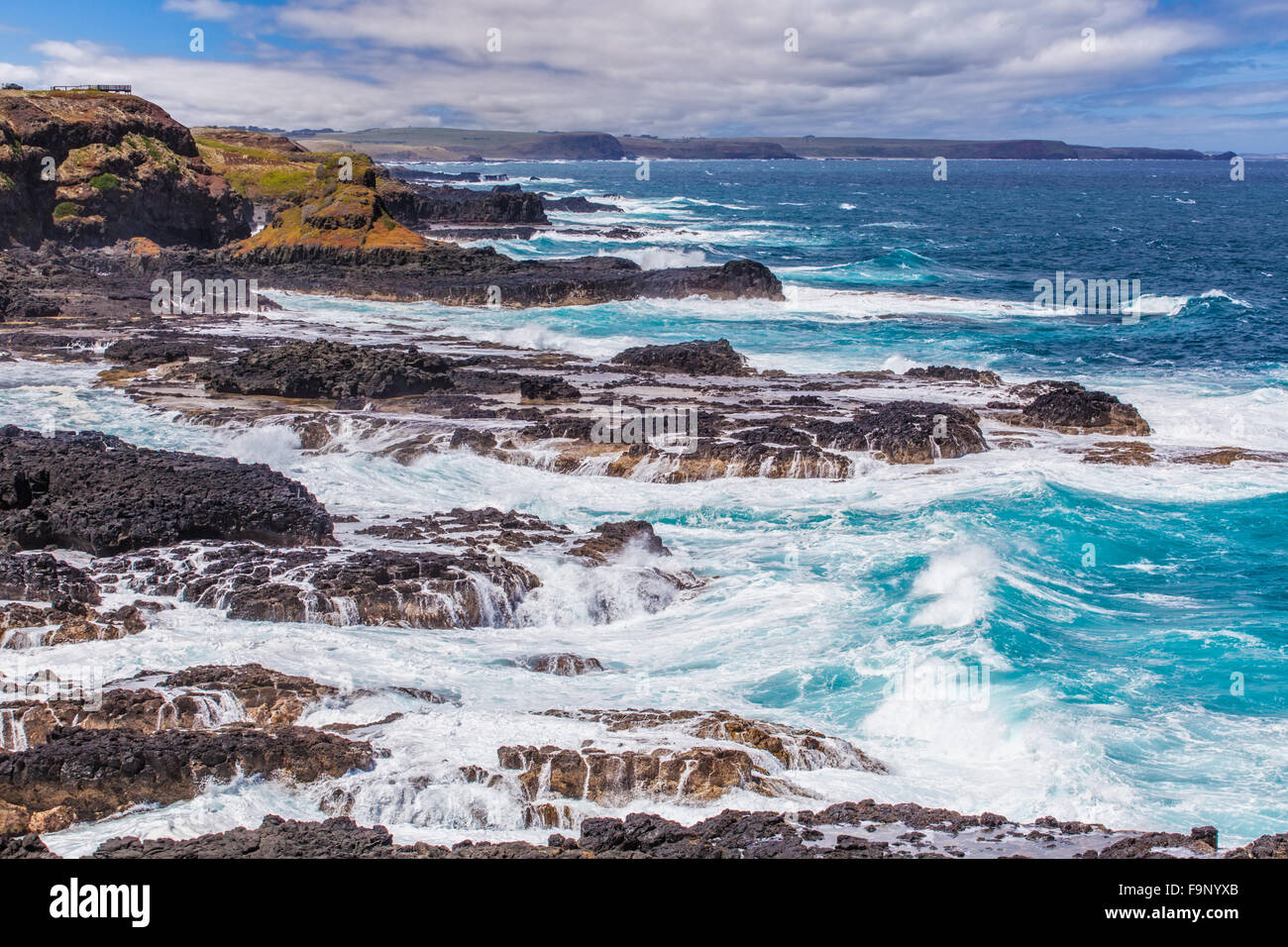 Costa frastagliata con le onde che si infrangono di Nobbies, Phillip Island, Victoria, Australia Foto Stock