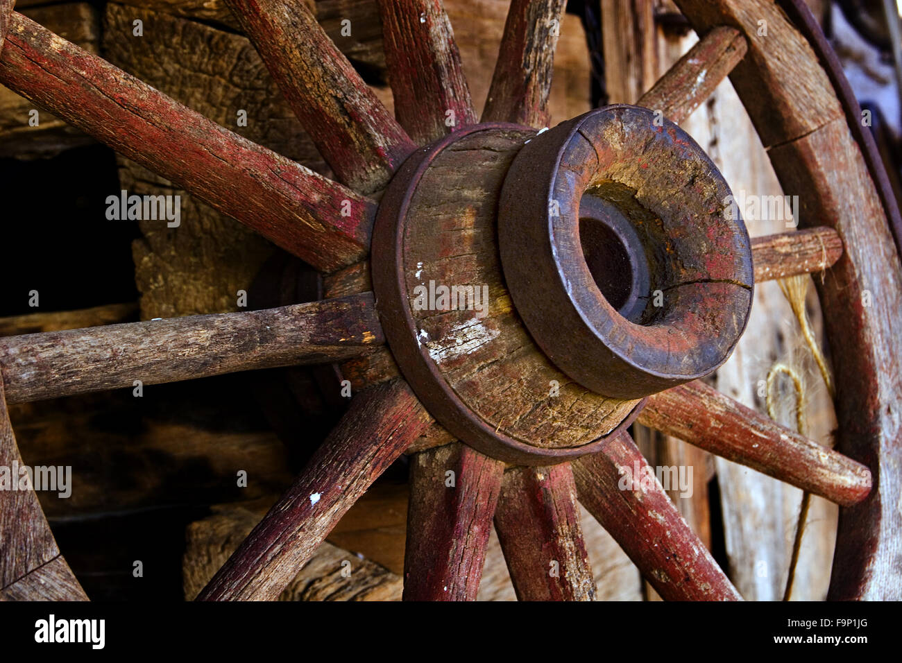 Vecchia ruota del carro al di fuori di una primitiva fienile presso il Museo degli Appalachi nel Tennessee negli Stati Uniti. Foto Stock